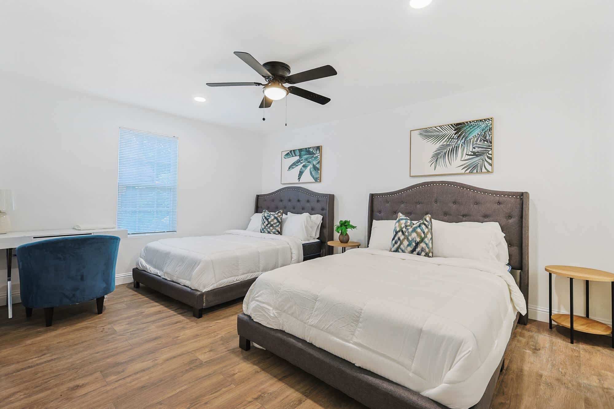 4 chambres, bureau, fer et planche à repasser, lit parapluie