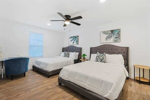 4 Schlafzimmer, Schreibtisch, Bügeleisen/Bügelbrett, Reisekinderbett