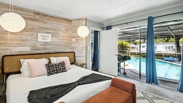 4 habitaciones, escritorio y tabla de planchar con plancha