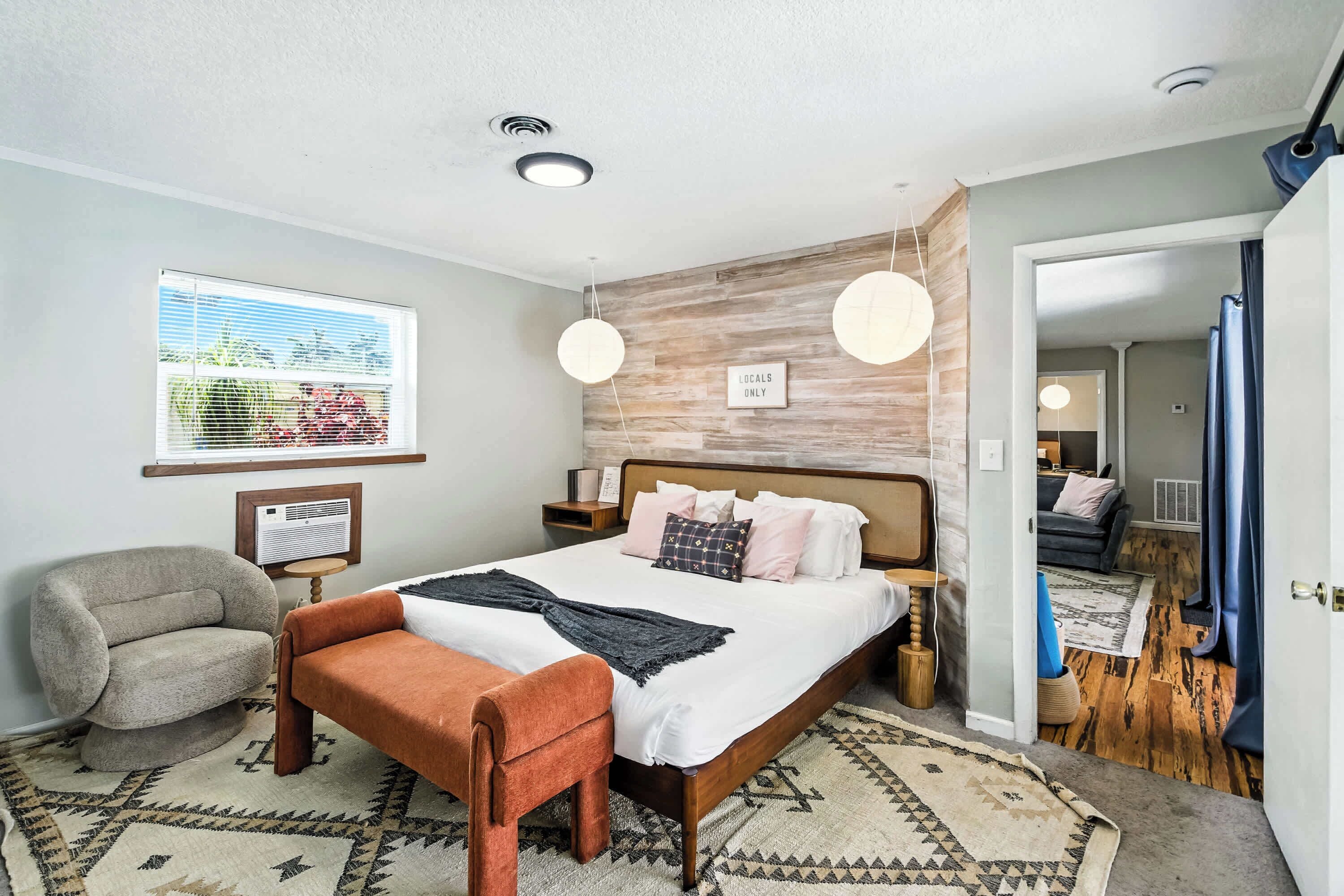 4 bedrooms, desk, iron/ironing board, travel crib