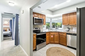 Fridge, microwave, oven, stovetop - Quaint canal side indoor pool and kayaks (Oakland Park)