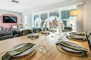 Dining - Quaint canal side indoor pool and kayaks (Oakland Park)