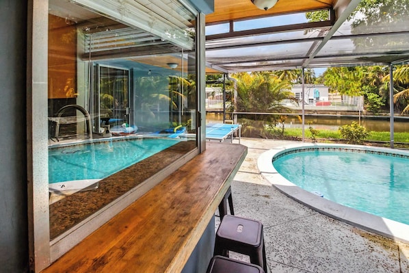 Indoor pool - Quaint canal side indoor pool and kayaks (Oakland Park)