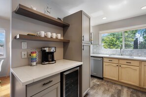 Fridge, microwave, oven, stovetop - Stylish LA Retreat in a Tranquil Neighborhood (Los Angeles)