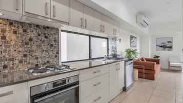 Køleskab, mikrobølgeovn, brødrister