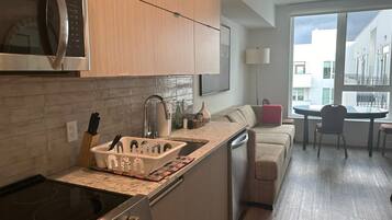 Kühlschrank, Mikrowelle, Ofen, Herdplatte