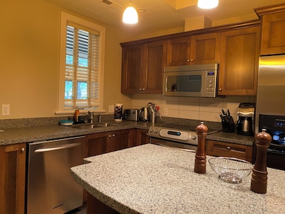 Charming 2-bedroom condo in Seguin/ Lake Joseph at Rocky Crest