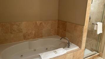 Douche, baignoire Ă jets, sĂšche-cheveux, serviettes fournies