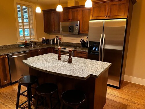 Charming 2-bedroom condo in Seguin/ Lake Joseph at Rocky Crest