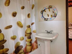 Haartrockner, Handtücher, Seife, Toilettenpapier