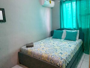 3 habitaciones, tabla de planchar con plancha y cuna de viaje