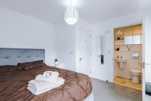 2 makuuhuonetta, työpöytä, silitysrauta/-lauta, vauvan matkasänky