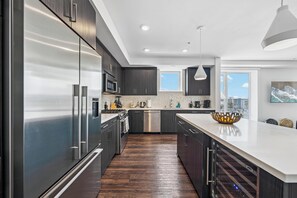 冷蔵庫、電子レンジ、オーブン、コンロ