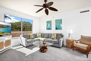 Condo (5 Bedrooms) | Salle de séjour | Téléviseur de 55 po avec télévision numérique