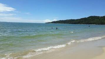 Na praia, areia branca