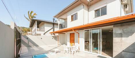 Superior House, 4 Bedrooms, Pool View | Living area