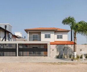 Casa superior, 4 quartos, vista para a piscina | Terraço/pátio