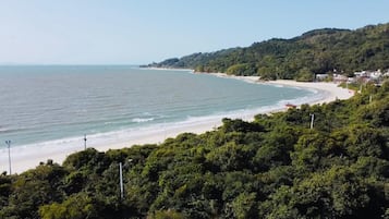 Am Strand, weißer Sandstrand