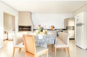 Casa família, 3 quartos, vista para a piscina | Cozinha privada | Geladeira, micro-ondas, fogão, liquidificador