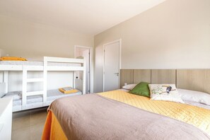 Casa superior, 4 quartos, vista para a piscina | Espaço de trabalho para notebook, Wi-Fi de cortesia, roupa de cama