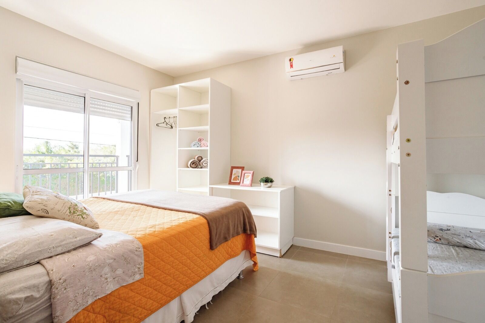 Casa superior, 4 quartos, vista para a piscina | Espaço de trabalho para notebook, Wi-Fi de cortesia, roupa de cama