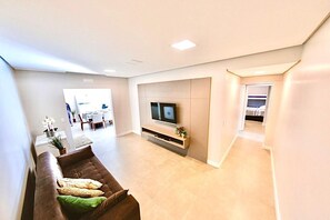 Family House, 3 Bedrooms, Pool View | Living area