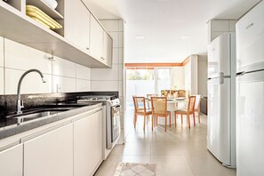 Superior House, 4 Bedrooms, Pool View | Private kitchen