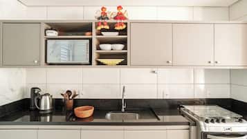 House, 2 Bedrooms | Private kitchen | Fridge, microwave, oven, blender