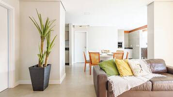 Casa superior, 4 quartos, vista para a piscina | Área de estar
