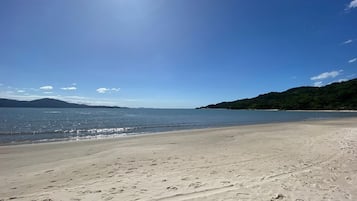 Na praia, areia branca