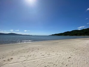 位於海灘上、白沙