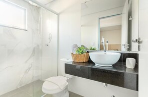 Maison Familiale, 3 chambres, vue piscine | Salle de bain | Douche, serviettes fournies