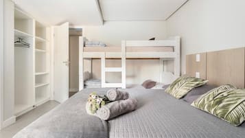 Familienhaus, 2 Schlafzimmer, Poolblick | Laptopgeeigneter Arbeitsplatz, kostenloses WLAN, Bettwäsche