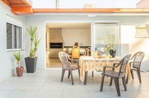 Family House, 3 Bedrooms, Pool View | Living area