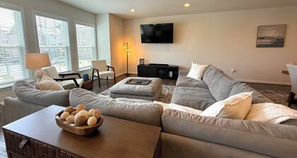 Luxe Townhouse Retreat Hot Tub • Sauna • Loft Fireplace • Near One loudon