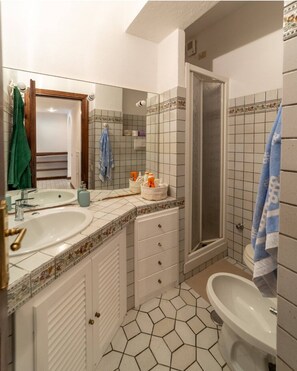 Dusche, kostenlose Toilettenartikel, Haartrockner, Bidet