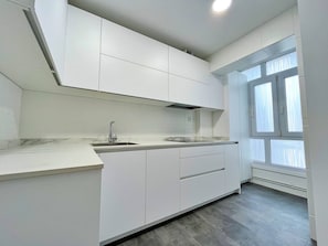 Micro-ondes, four, plaque de cuisson, lave-vaisselle