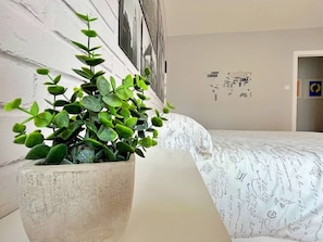 1 quarto, ferros/tábuas de passar roupa, roupa de cama