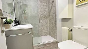 Een douche, een haardroger, handdoeken, zeep