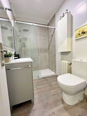 Douche, sèche-cheveux, serviettes fournies, savon