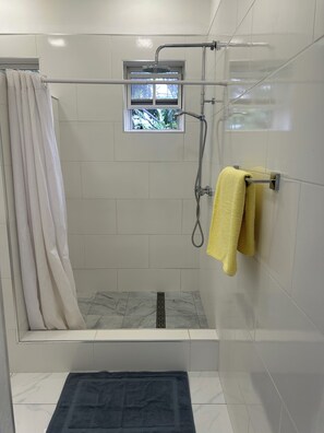 Douche, serviettes fournies, papier toilette
