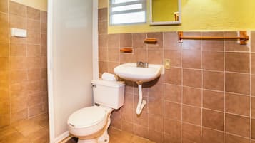 Habitación cuádruple | Baño | Regadera, toallas, jabón, shampoo