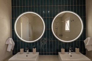 تجهيزات دش، مجففات شعر، مناشف، صابون