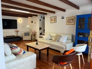 TV, fireplace, stereo