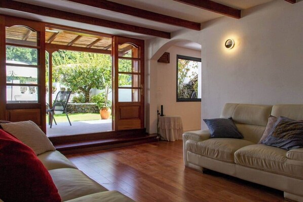 Televisión, chimenea y estéreo 
