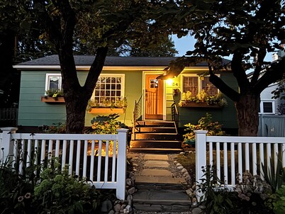 Lovely garden cottage, short walk to town and steps to canal path.