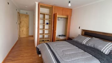 4 bedrooms, iron/ironing board, Internet, bed sheets