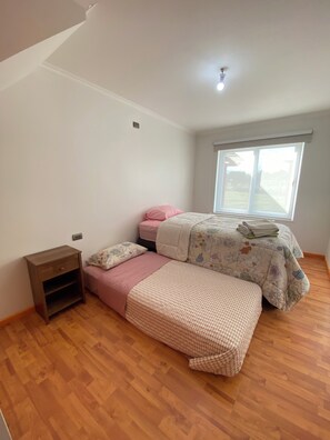4 bedrooms, iron/ironing board, internet, bed sheets - Traveler's Refuge, for your family vacations (Nueva Braunau)