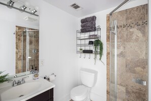 ヘアドライヤー、タオル、石鹸、トイレットペーパー