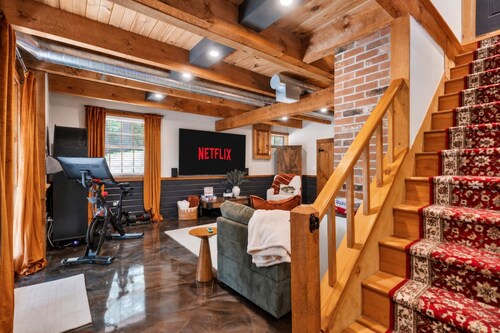 Family Retreat • Sauna • Hot Tub • Games • Peloton